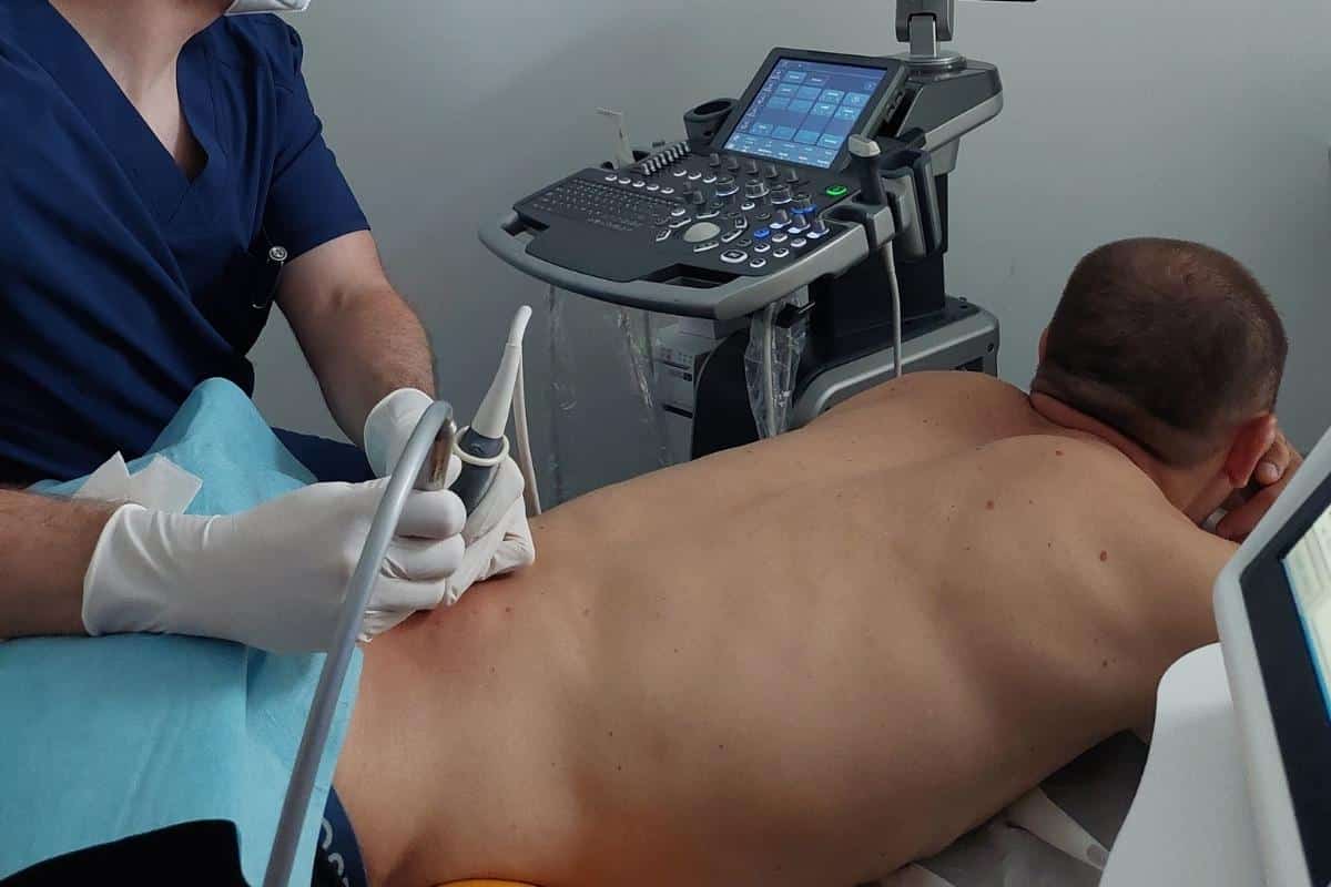 Lekarz ortopeda wykonuje nieoperacyjny zabieg kriolezji kręgosłupa lędźwiowego w CRS Clinic Warszawa