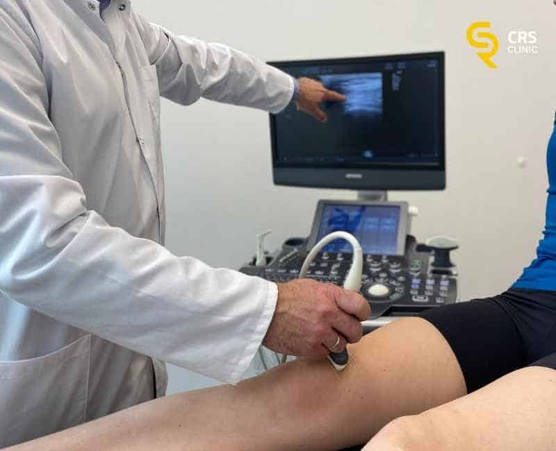 Ortopeda wykonuje badanie USG kolana przed dobraniem odpowiedniego leczenia bez operacji w CRS Clinic Warszawa