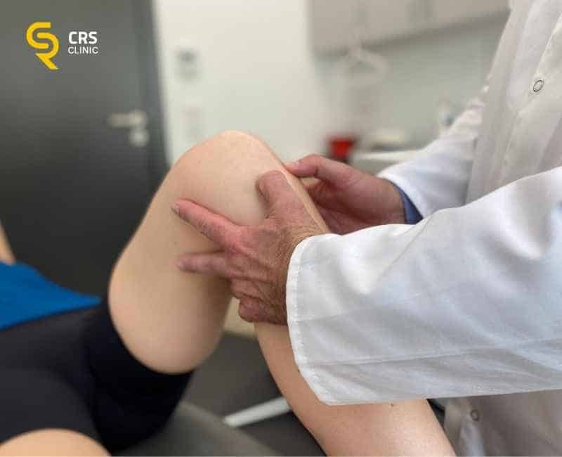 Ortopeda wykonuje badanie kliniczne kolana przed dobraniem odpowiedniego leczenia bez operacji w CRS Clinic Warszawa