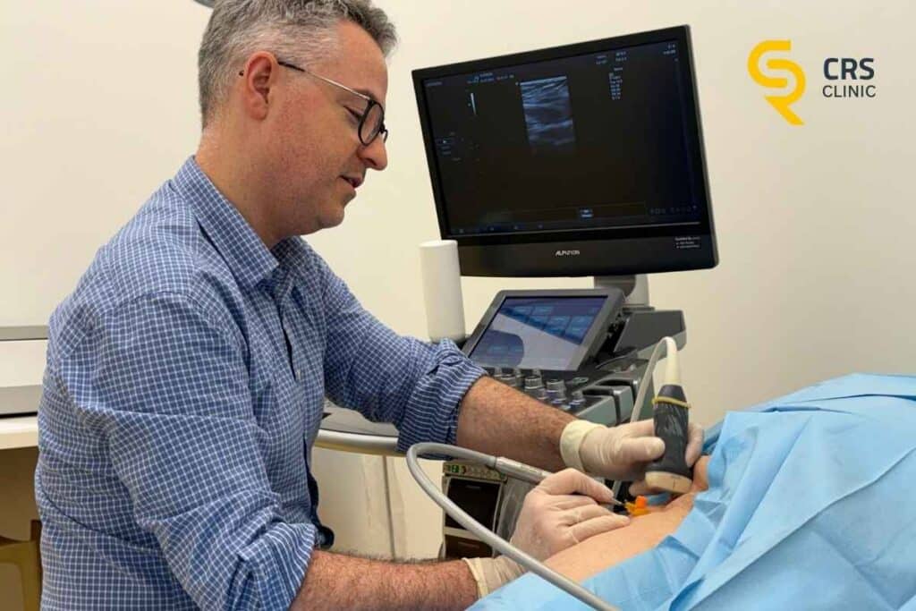 Ortopeda wykonuje zabieg kriolezji biodra w CRS Clinic Warszawa
