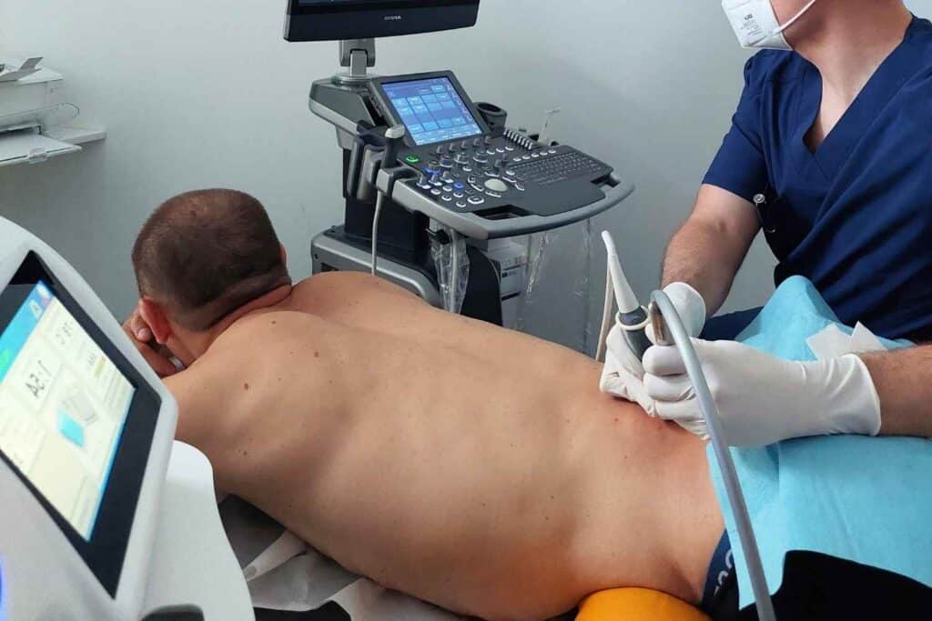 Ortopeda wykonuje zabieg kriolezji kręgosłupa w CRS Clinic Warszawa