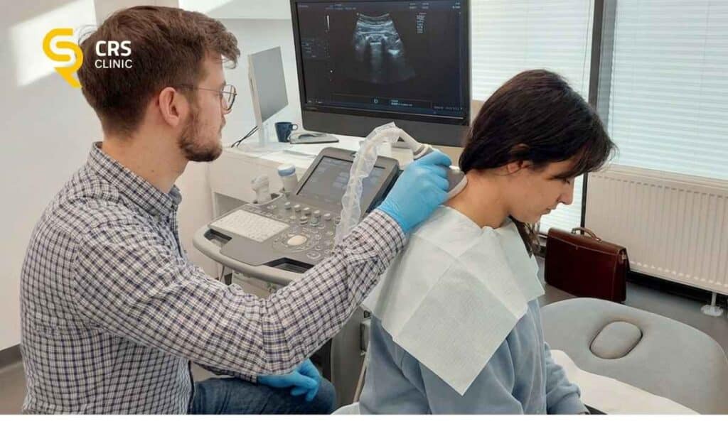 Lekarz neurochirurg przeprowadza diagnostykę USG szyi przed zabiegiem na dyskopatię szyjną w CRS Clinic Warszawa