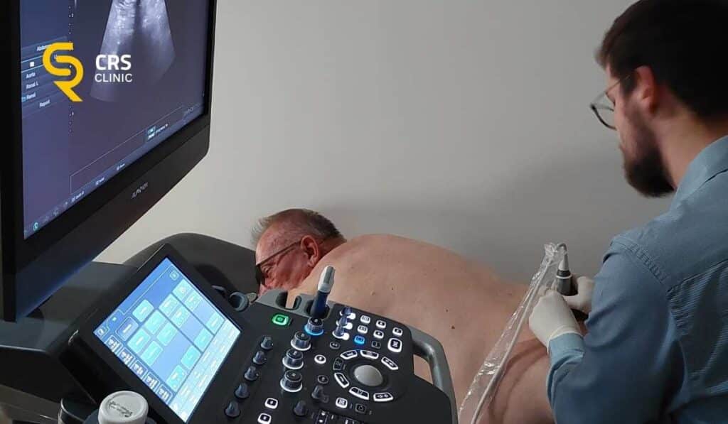 Lekarz neurochirurg przeprowadza diagnostykę USG u pacjenta z rwą kulszową w CRS Clinic Warszawa