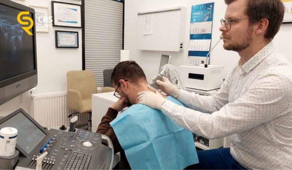 Lekarz neurochirurg przeprowadza diagnostykę i badanie USG szyi przy podejrzeniu dyskopatii szyjnej w CRS Clinic Warszawa