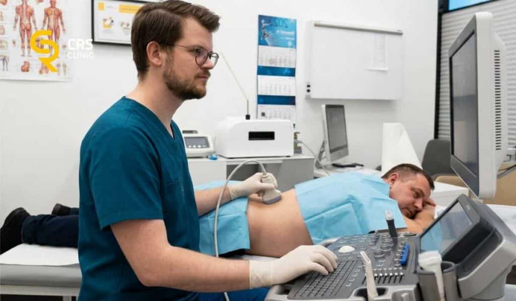 Lekarz neurochirurg wykonuje zabieg pod kontrolą USG w leczeniu rwy kulszowej w CRS Clinic Warszawa