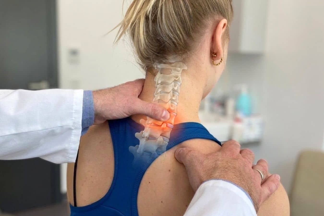 Lekarz ortopeda przeprowadza badanie kliniczne bólu szyi przy dyskopatii szyjnej w CRS Clinic Warszawa