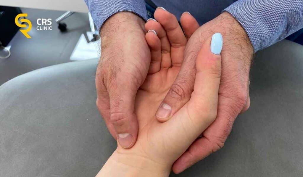 Lekarz ortopeda przeprowadza badanie kliniczne choroby Dupuytrena w CRS Clinic Warszawa