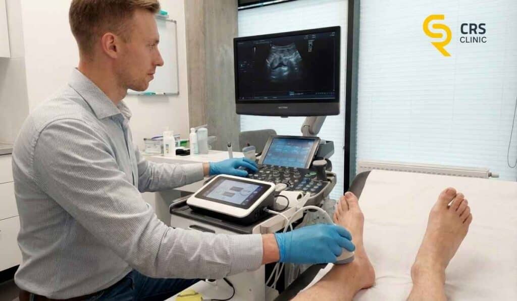 Lekarz ortopeda przeprowadza diagnostykę USG ostrogi piętowej przed wykonaniem zastrzyku w CRS Clinic Warszawa