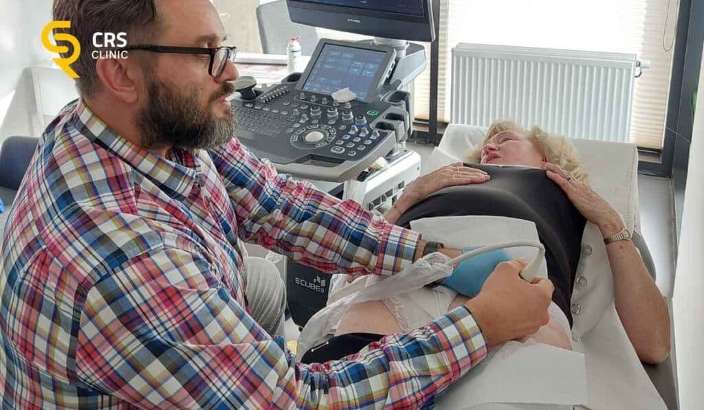 Lekarz ortopeda przeprowadza diagnostykę USG trzaskającego biodra w CRS Clinic Warszawa