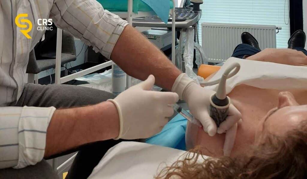 Lekarz ortopeda przeprowadza iniekcję blokady przeciwbólowej tendinopatii barku w CRS Clinic Warszawa