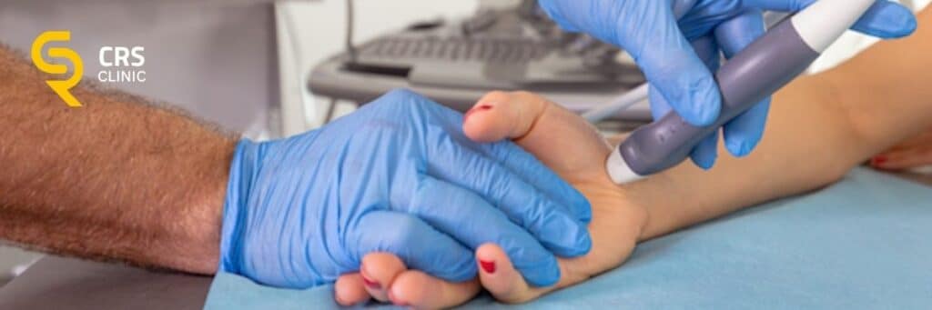 Lekarz ortopeda wykonuje badanie USG pacjentki z zespołem cieśni nadgarstka w CRS Clinic Warszawa