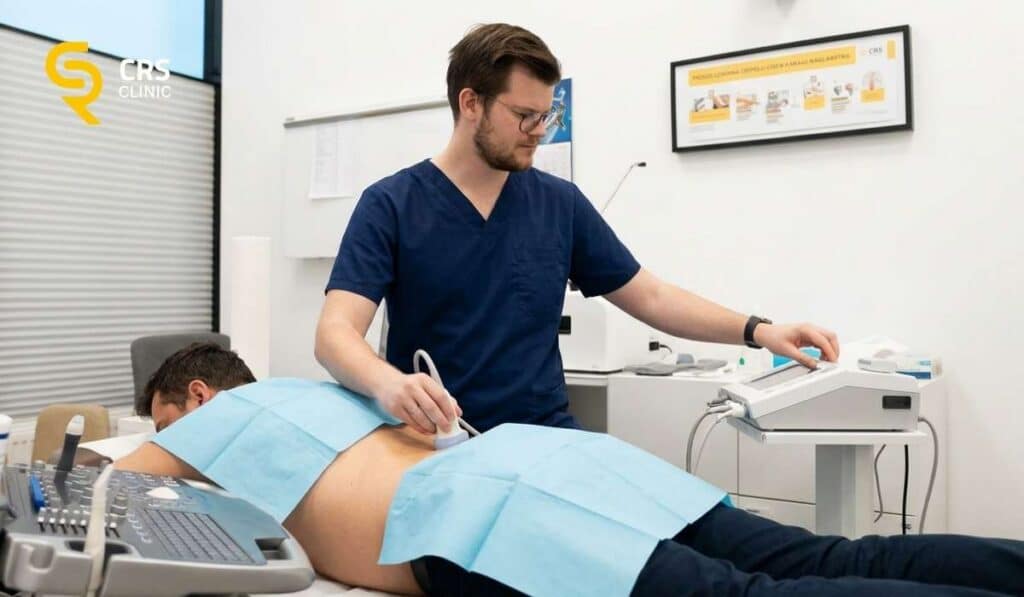 Lekarz ortopeda wykonuje badanie USG stawu krzyżowo-biodrowego przed wykonaniem blokady w CRS Clinic Warszawa