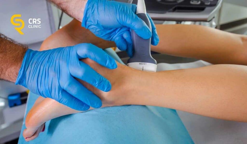 Lekarz ortopeda wykonuje badanie ultrasonograficzne u pacjentki z bólem pięty CRS Clinic Warszawa