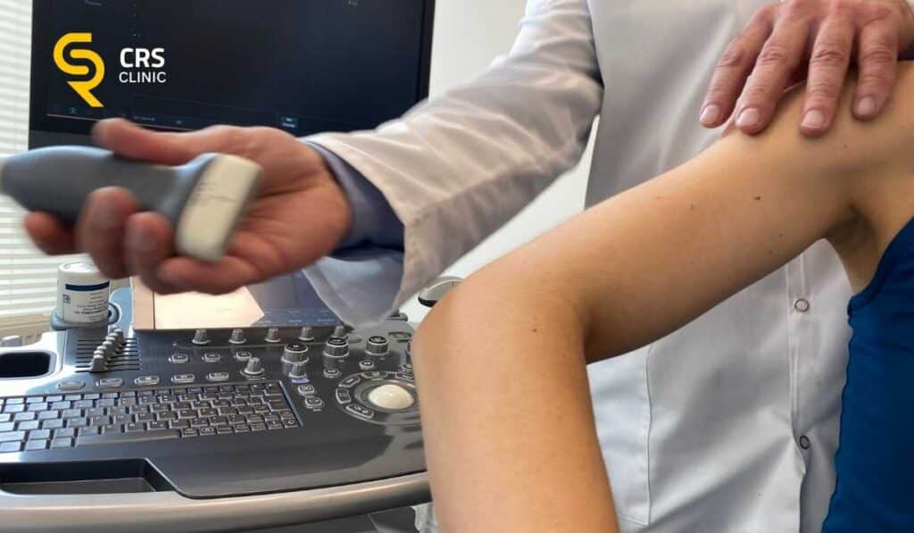Lekarz ortopeda wykonuje diagnostykę USG bólu łokcia u pacjentki z łokciem golfisty w CRS Clinic Warszawa