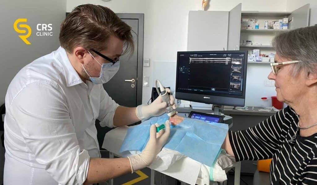 Lekarz ortopeda wykonuje iniekcję pod kontrolą USG w leczeniu choroby de Quervaina w CRS Clinic Warszawa