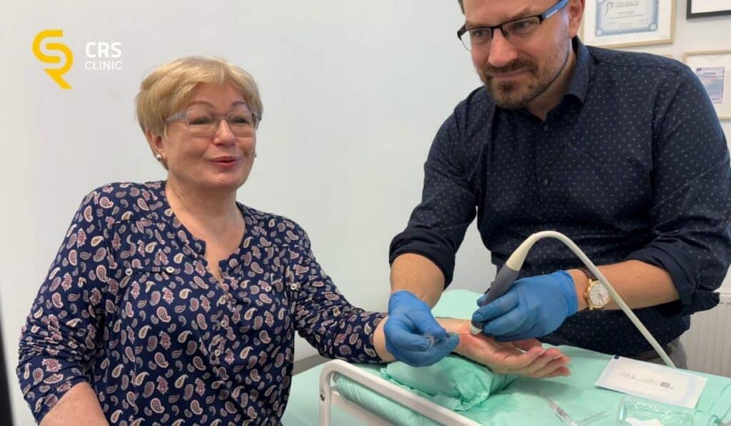 Lekarz ortopeda wykonuje zabieg hydrodekompresji cieśni nadgarstka w CRS Clinic Warszawa