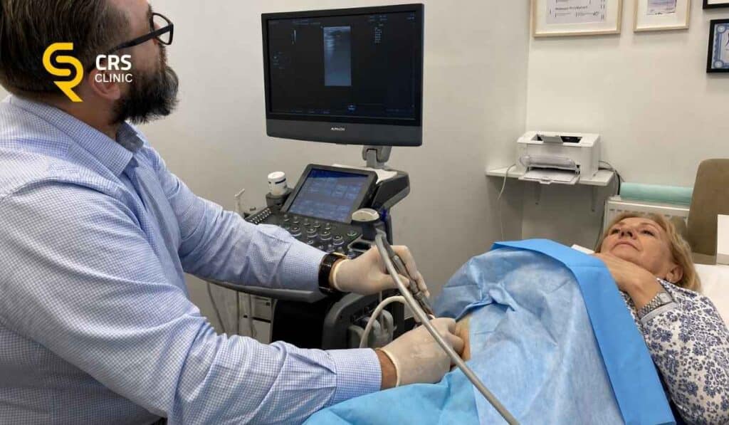 Lekarz ortopeda wykonuje zabieg na zapalenie kaletki krętarza pod kontrolą USG w CRS Clinic Warszawa