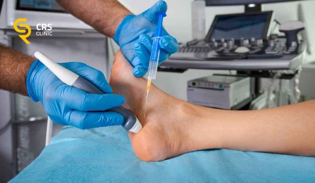 Lekarz ortopeda wykonuje zabieg sonochirurgiczny pod kontrolą USG na ból pięty w CRS Clinic Warszawa