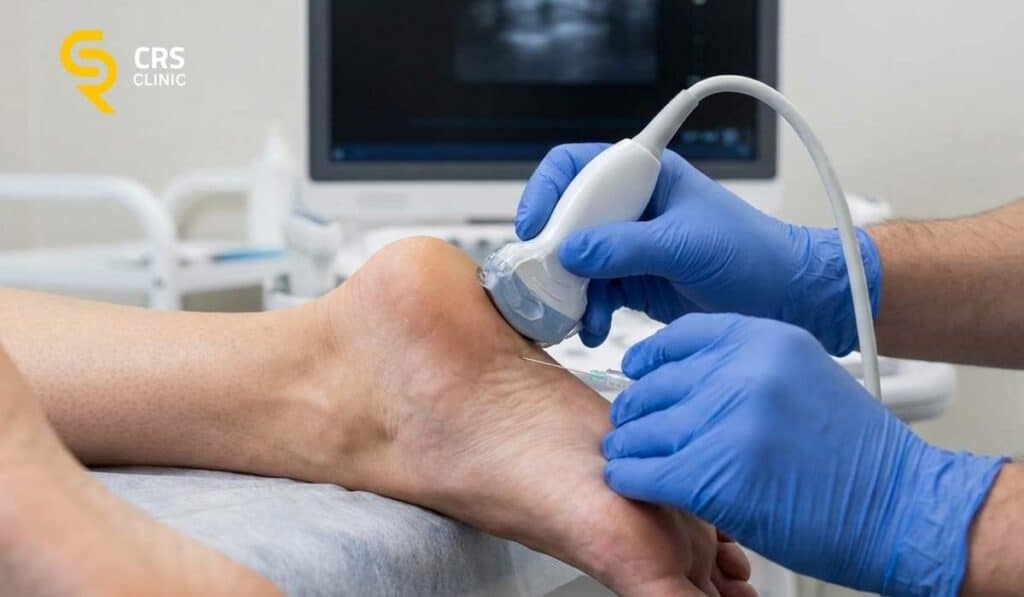 Lekarz ortopeda wykonuje zabieg sonochirurgiczny z USG na zapalenie rozcięgna podeszwowego w CRS Clinic Warszawa