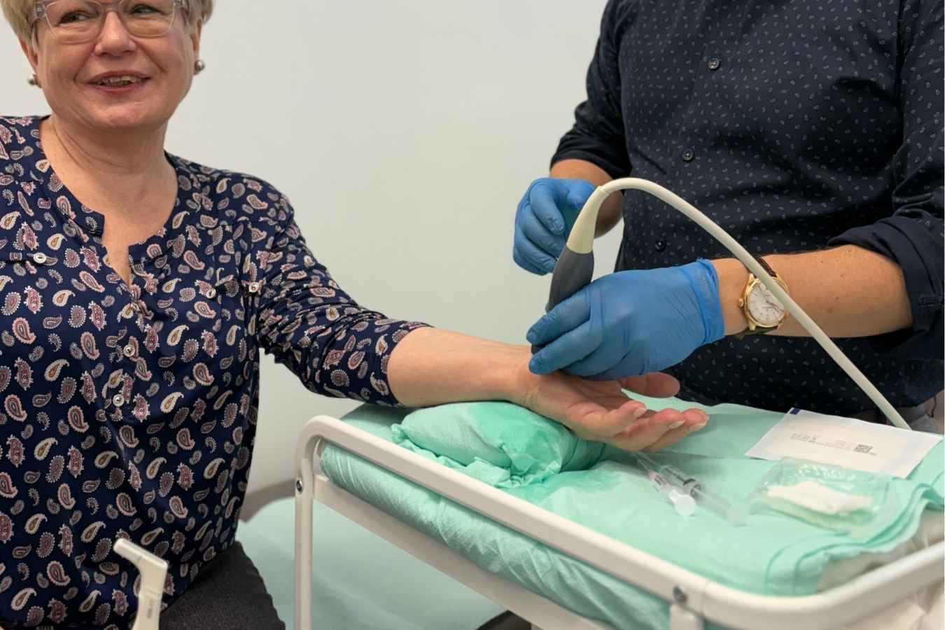 Lekarz wykonuje badanie USG przez zabiegiem cieśni nadgarstka w CRS Clinic Warszawa