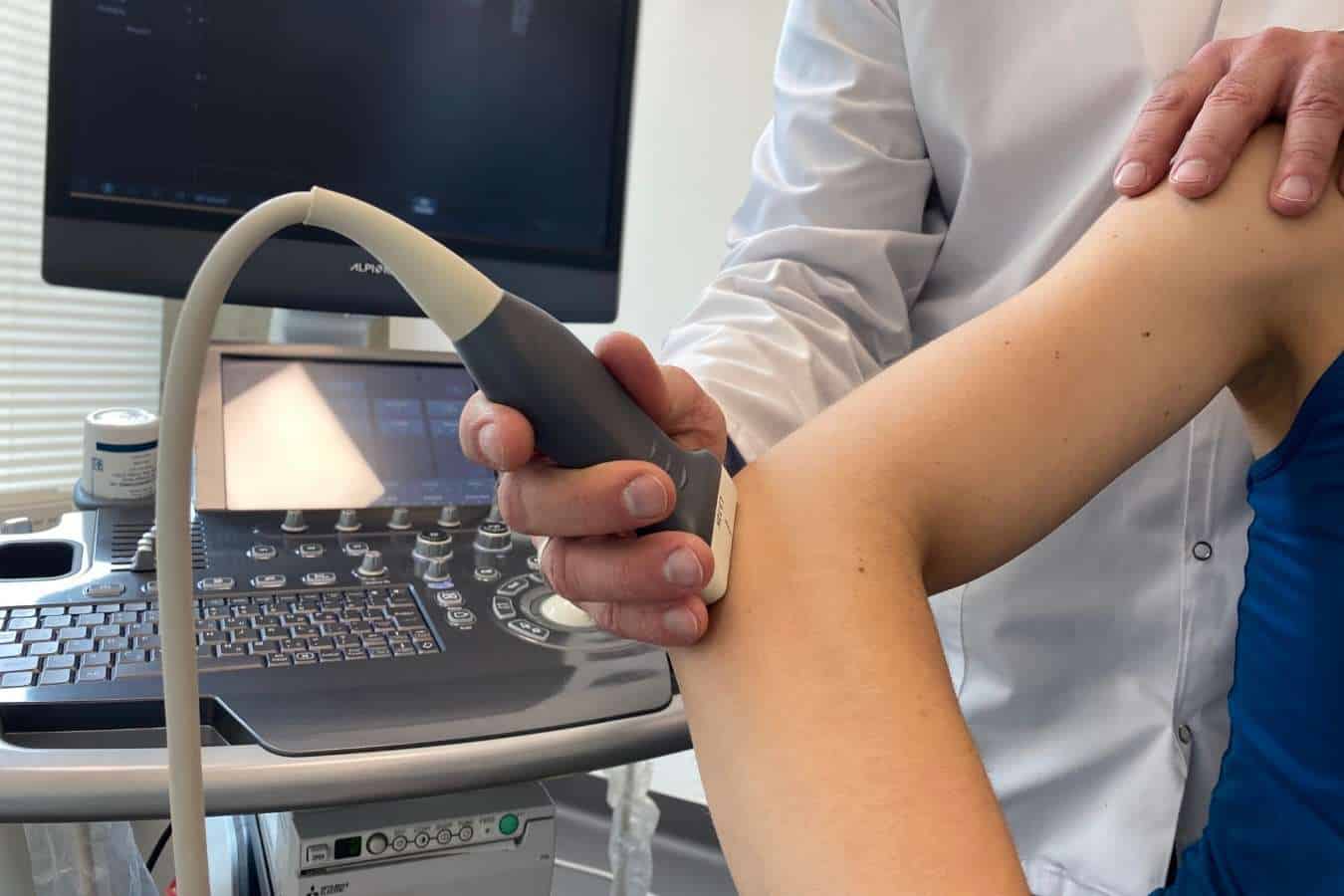 Lekarz wykonuje badanie USG u pacjentki z bólem łokcia w CRS Clinic Warszawa