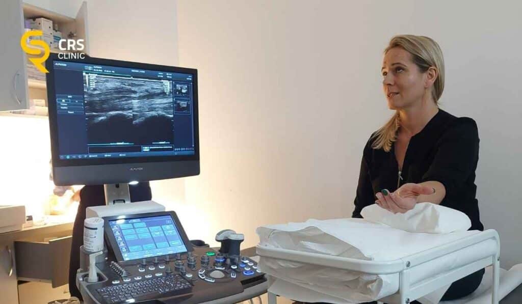 Pacjentka czeka na przeprowadzenie zabiegu w leczeniu choroby de Quervaina w CRS Clinic Warszawa
