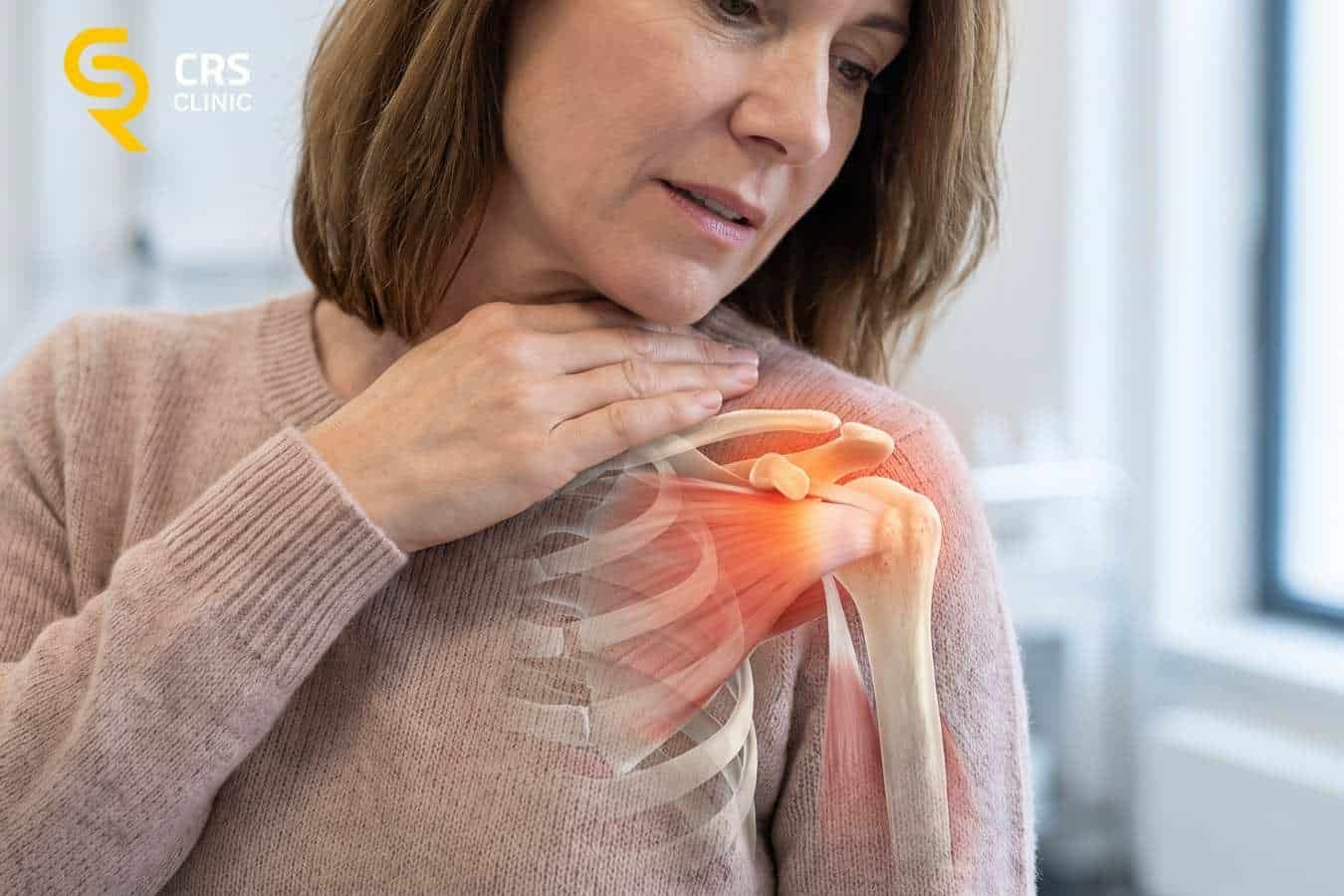 Pacjentka w gabinecie lekarskim z wyraźnie zaznaczonym anatomicznie miejscem wystepowania zamrożonego barku