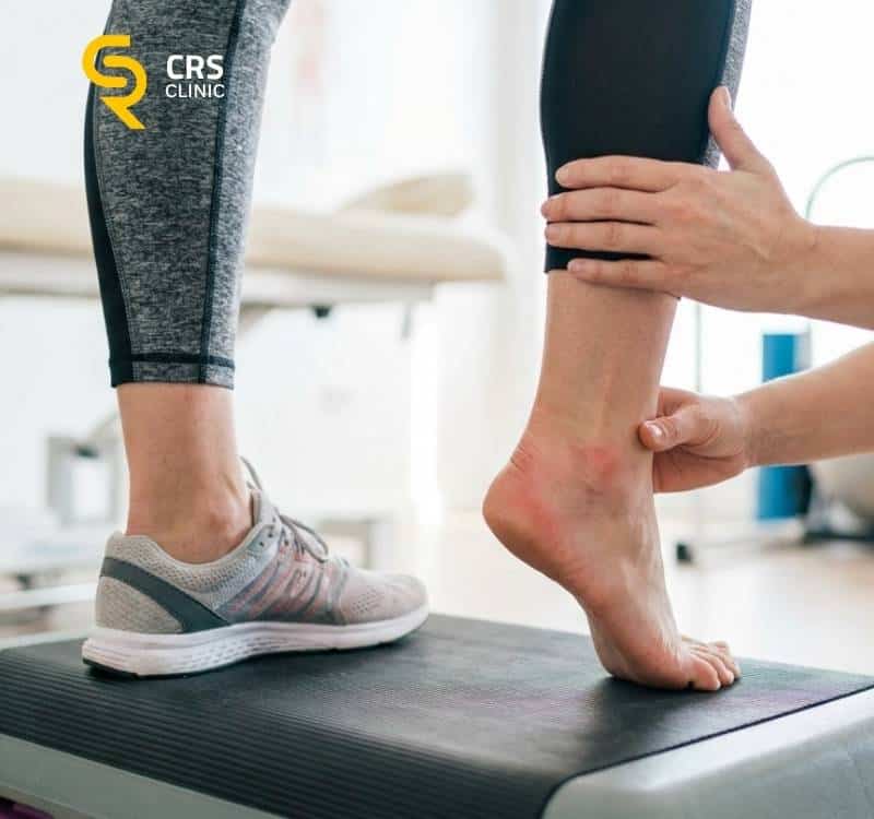 Pacjentka z ostrogą piętową wykonuje ćwiczenia wzmacniające łydkę w CRS Clinic Warszawa