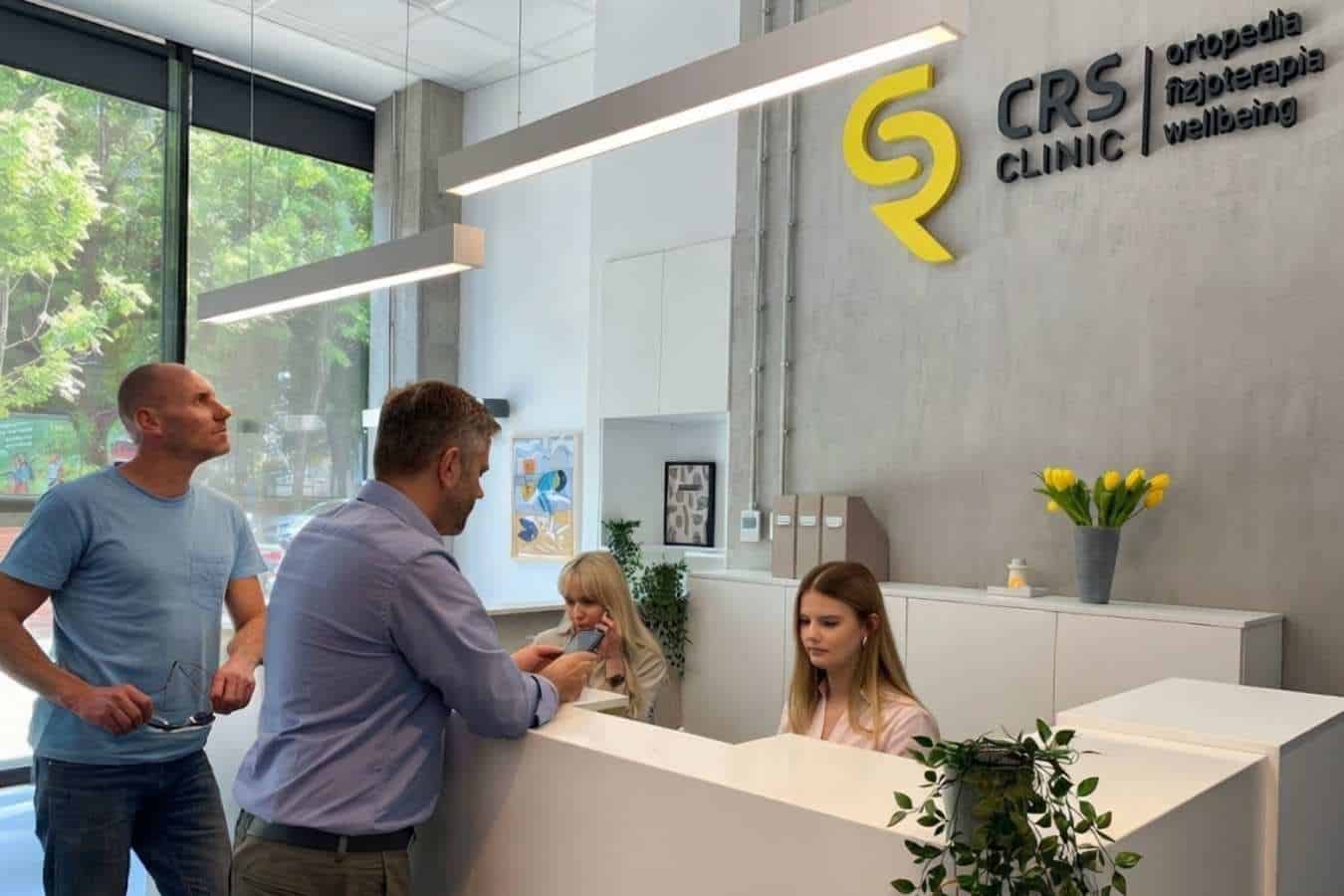 Wnętrze kliniki leczenia b&oacute;lu CRS Clinic w Warszawie - widok punktu recepcji i rejestracji pacjent&oacute;w