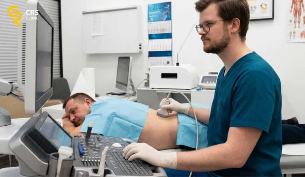 Lekarz neurochirurg przeprowadza badanie USG przed blokadą na rwę kulszową w CRS Clinic Warszawa
