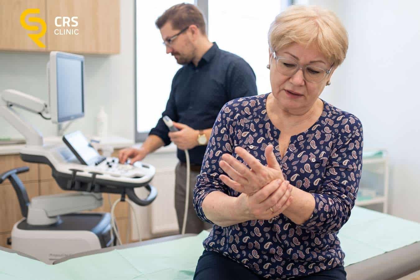 Lekarz ortopeda przygotowuje aparat USG do badania u pacjentki z drętwieniem rąk w CRS Clinic Warszawa