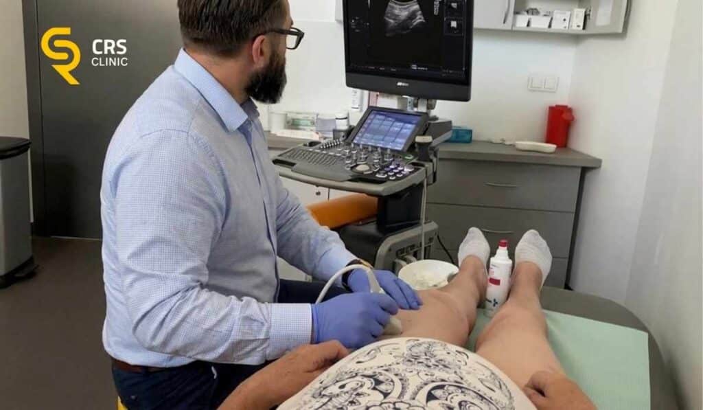 Lekarz ortopeda wykonuje badanie USG u pacjentki z bólem w pachwinie w CRS Clinic Warszawa