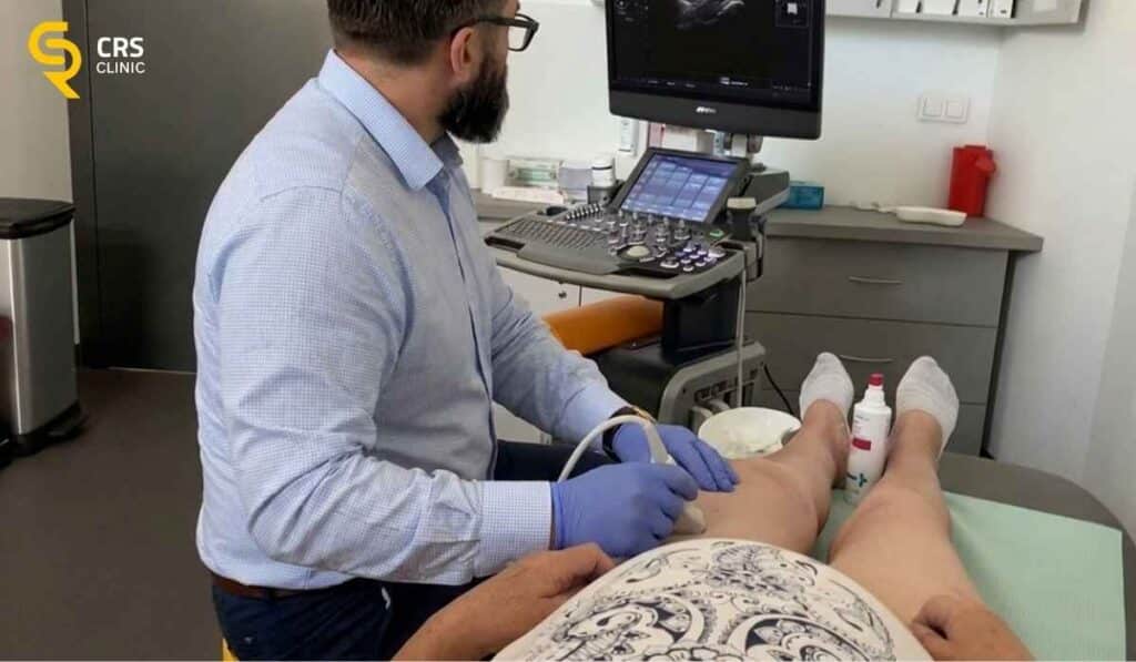Lekarz ortopeda wykonuje diagnostykę USG u pacjentki przed zastrzykiem sterydowym w CRS Clinic Warszawa