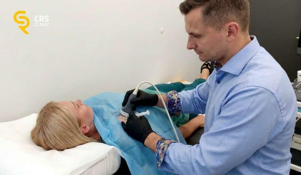 Lekarz ortopeda wykonuje iniekcję sterydową pod kontrolą USG na ból uszkodzonego stożka rotatorów barku w CRS Clinic Warszawa