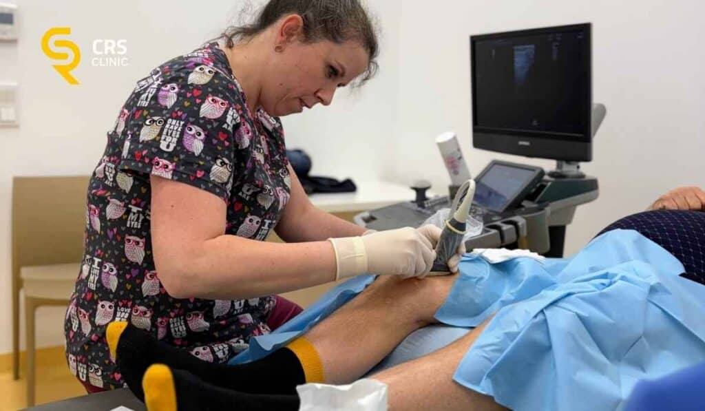 Lekarz ortopeda wykonuje małoinwazyjny zabieg na ból kolana w CRS Clinic Warszawa