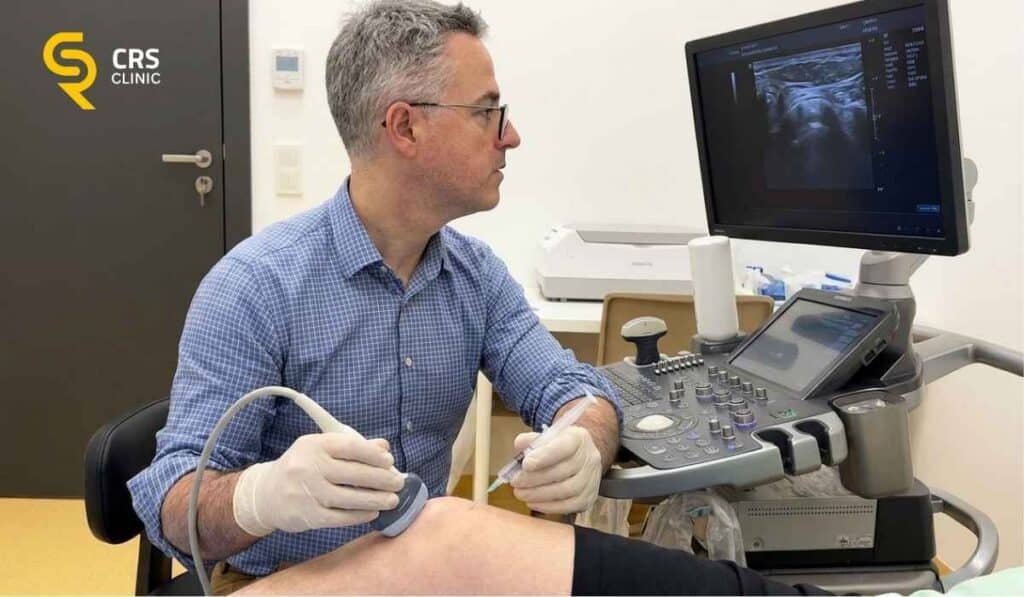Lekarz ortopeda wykonuje zastrzyk w kolano pod kontrolą USG w CRS Clinic Warszawa