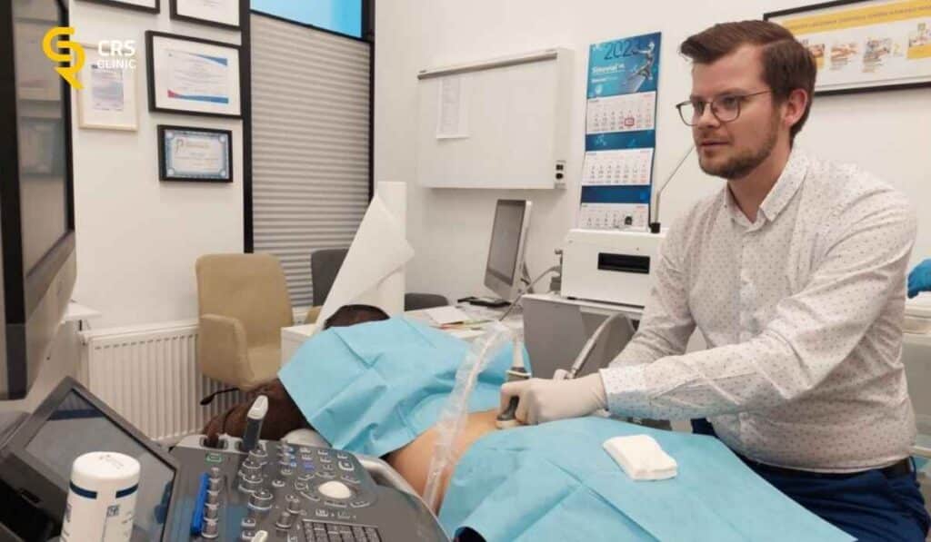 Lekarz neurochirurg przeprowadza małoinwazyjny zabieg pod USG na ból kręgosłupa lędźwiowego w CRS Clinic Warszawa