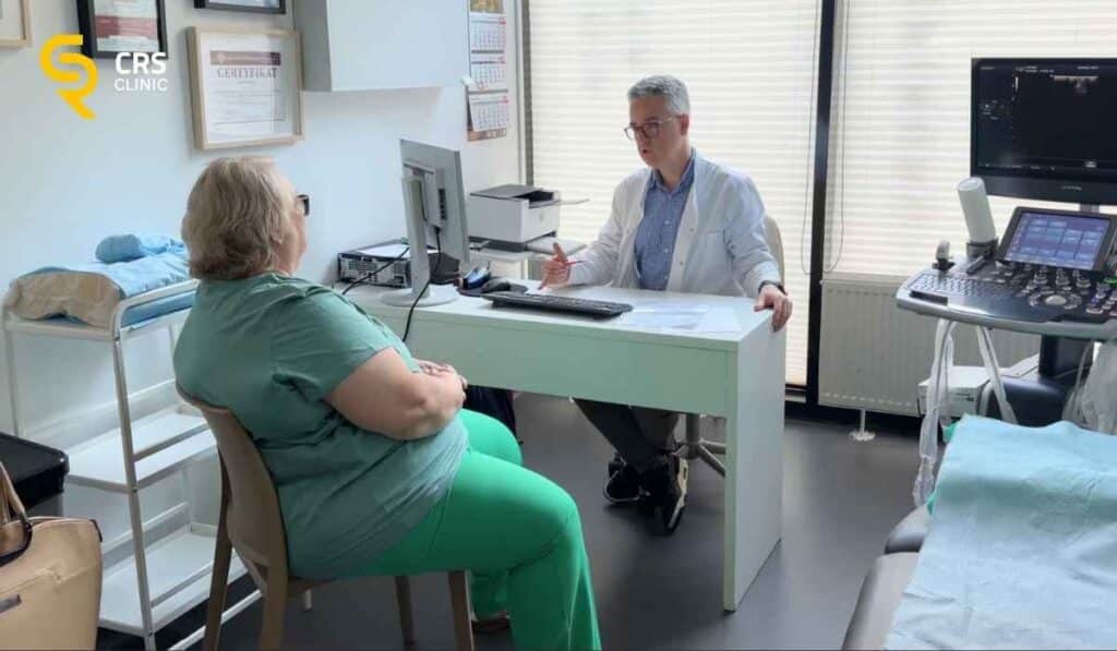 Lekarz ortopeda przeprowadza konsultację ortopedyczną u pacjentki z bólem biodra w CRS Clinic Warszawa