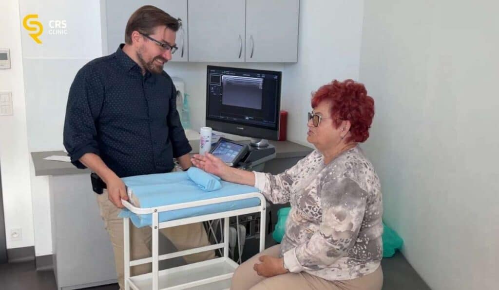 Lekarz ortopeda przeprowadza konsultację zespołu cieśni nadgarstka przed zabiegiem hydrodekompresji w CRS Clinic Warszawa