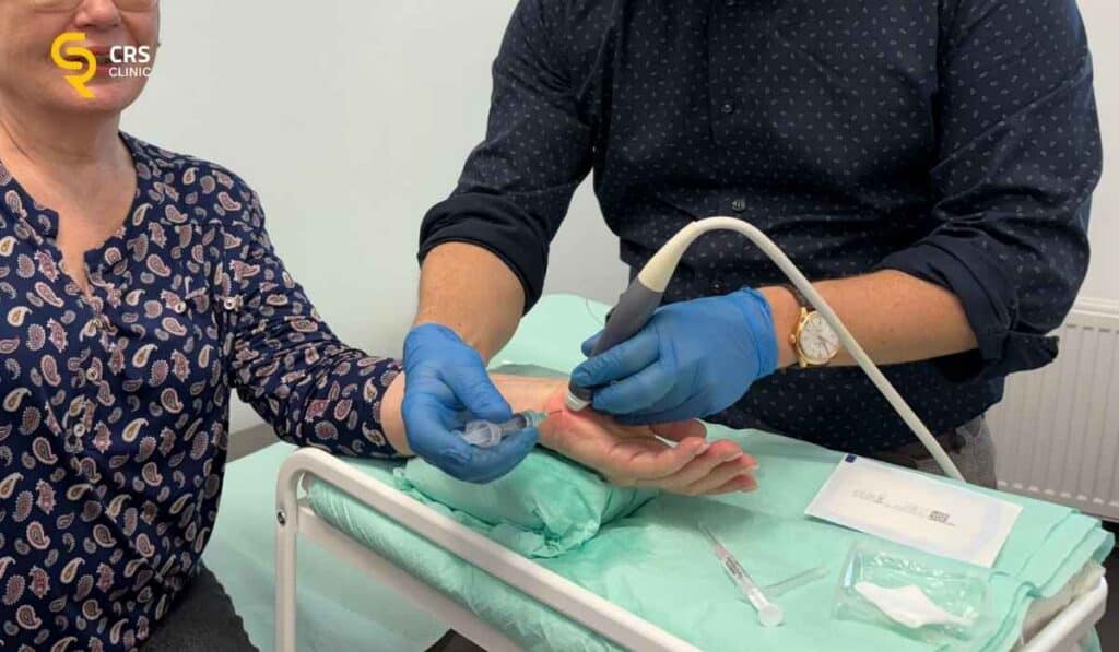 Lekarz ortopeda przeprowadza zabieg na cieśń nadgarstka hydrodekompresję w CRS Clinic Warszawa